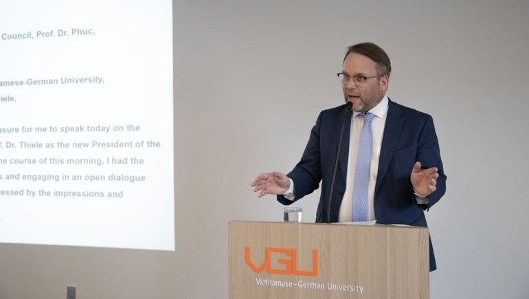 Ông Timon Gremmels, Bộ trưởng Bộ Khoa học và Nghiên cứu, Nghệ thuật và Văn hóa Bang Hessen, Cộng hoà Liên bang Đức trò chuyện cùng sinh viên Trường Đại học Việt Đức.