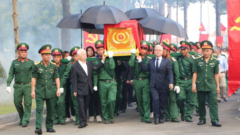 Nguyên Chủ tịch nước Nguyễn Minh Triết và Bí thư Tỉnh ủy Bình Dương Nguyễn Văn Lợi di quan hài cốt liệt sĩ đến nơi an nghỉ.