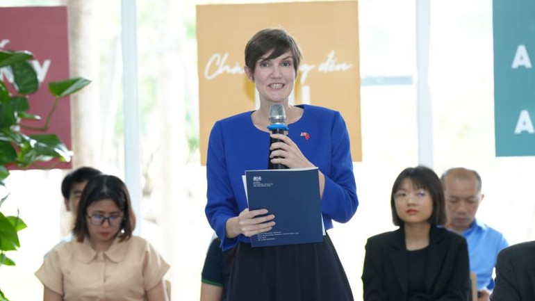 Bà Emily Hamblin, Tổng Lãnh sự Vương quốc Anh tại Thành phố Hồ Chí Minh phát biểu ý kiến tại chương trình.