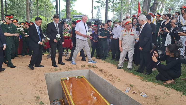 Đại sứ Đặc mệnh toàn quyền Australia tại Việt Nam Andrew Goledzinowski, các đại biểu và cựu binh Australia tiễn đưa liệt sĩ đến nơi an nghỉ cuối cùng.