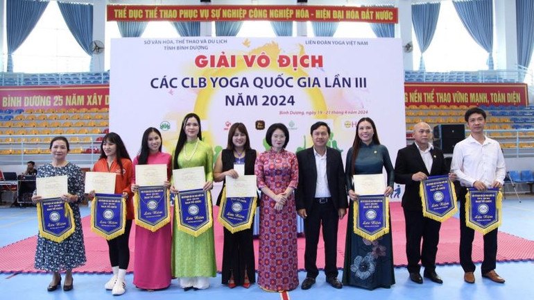 Lãnh đạo Liên đoàn Yoga Việt Nam và lãnh đạo Sở Văn hóa, Thể thao và Du lịch tỉnh Bình Dương trao tặng quà tri ân của Ban tổ chức giải cho các đơn vị tài trợ.