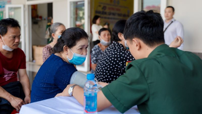 Bác sĩ quân y tại các đơn vị quân đội khám bệnh cho người dân tại Lễ ra quân.