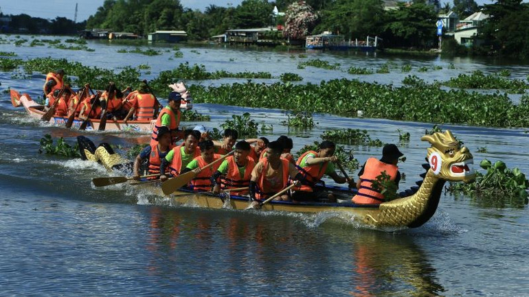Các đội thuyền tranh tài sôi nổi.