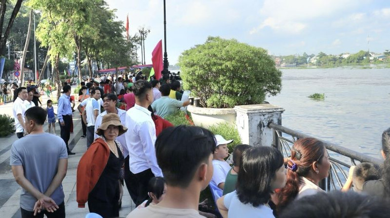 Hàng nghìn người dân đến cổ vũ cho các đội thuyền.