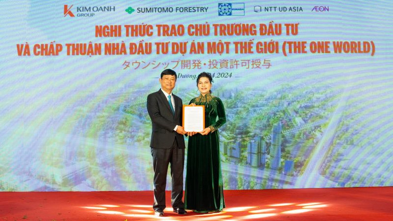 Chủ tịch Ủy ban nhân dân tỉnh Bình Dương Võ Văn Minh trao Quyết định chấp thuận chủ trương đầu tư dự án khu đô thị Một Thế Giới cho lãnh đạo Kim Oanh Group.