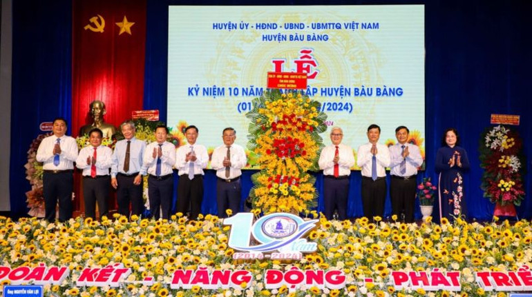 Lãnh đạo tỉnh Bình Dương trao tặng lẵng hoa chúc mừng huyện Bàu Bàng.