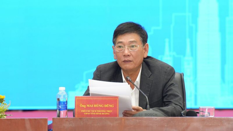 Phó Chủ tịch Thường trực Ủy ban nhân dân tỉnh Bình Dương Mai Hùng Dũng phát biểu ý kiến tại họp báo.