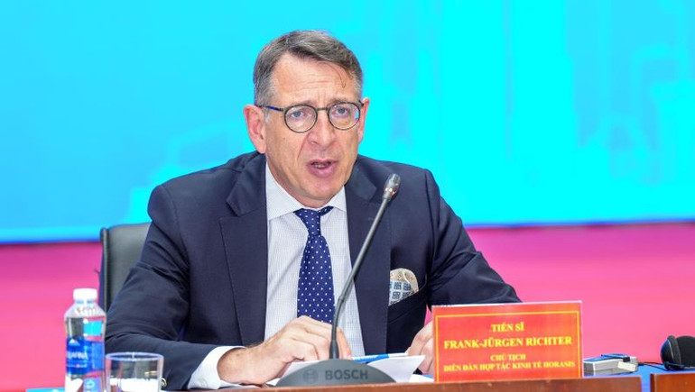 Tiến sĩ Frank-Jürgen Richter, Chủ tịch Tổ chức Horasis chia sẻ thông tin tại họp báo.