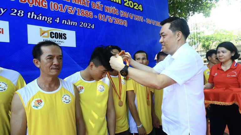 Phó Giám đốc Sở Văn hóa, Thể thao và Du lịch tỉnh Bình Dương, Trưởng Ban Tổ chức giải Cao Văn Chóng trao Huy chương cho Đội thuyền Thạnh Hội đoạt hạng Nhất cự ly 2.000m.