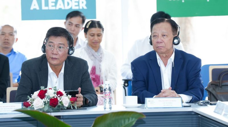 Lãnh đạo tỉnh Bình Dương và lãnh đạo Tổng công ty Becamex IDC tại chương trình.