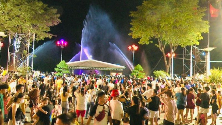 Đông đảo người dân đến tham quan, thưởng ngoạn biểu diễn nhạc nước nghệ thuật trên sông Sài Gòn, khu vực công viên Bạch Đằng ở thành phố Thủ Dầu Một, tỉnh Bình Dương.