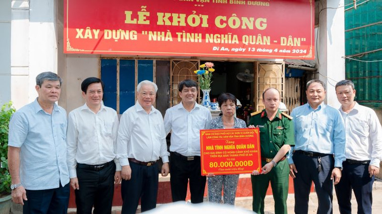 Tặng nhà tình nghĩa quân-dân cho người dân.