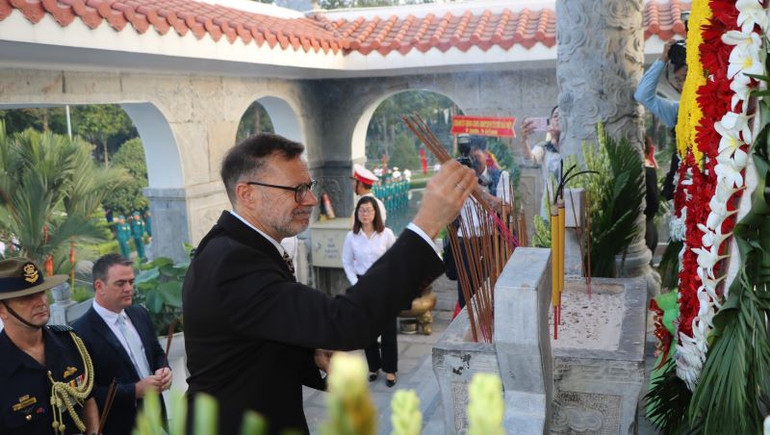 Đại sứ Đặc mệnh toàn quyền Australia tại Việt Nam Andrew Goledzinowski dâng hương, dâng hoa các liệt sĩ.