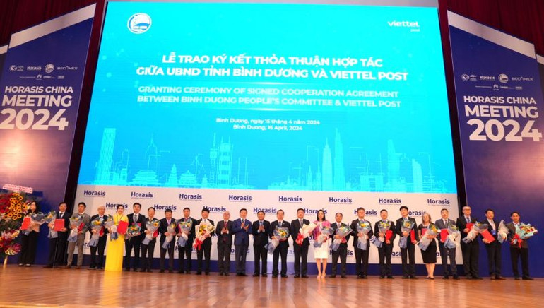 Phó Thủ tướng Chính phủ Trần Hồng Hà và lãnh đạo tỉnh Bình Dương chụp ảnh lưu niệm với đại diện doanh nghiệp nhận Quyết định chấp thuận chủ trương đầu tư và nhận Giấy chứng nhận đăng ký đầu tư.