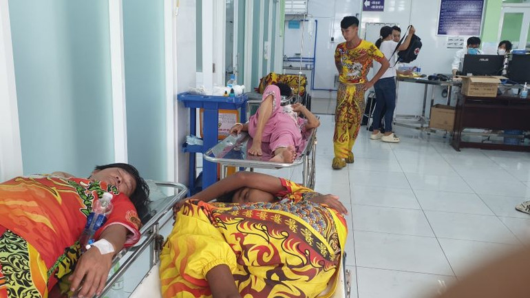 Nhiều người dân trong Đoàn Lân sư rồng nhập viện sau khi ăn sáng bằng bánh mì chay từ thiện.