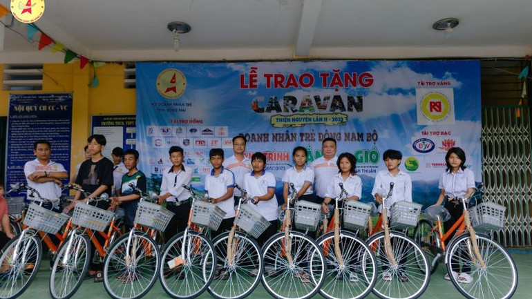 Tặng xe đạp cho học sinh tại Chương trình Caravan Doanh nhân trẻ Nam Bộ năm 2023.