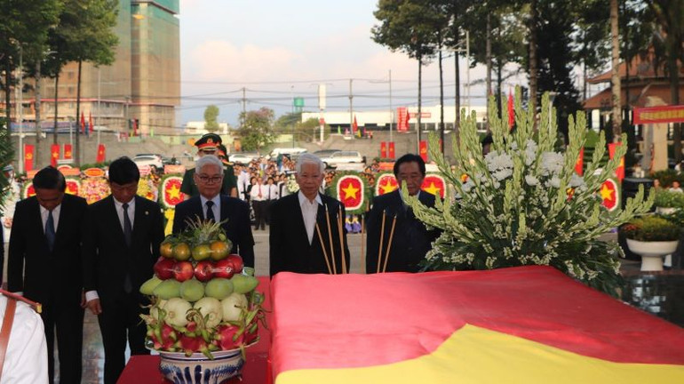 Nguyên Chủ tịch nước Nguyễn Minh Triết và lãnh đạo tỉnh Bình Dương dâng hương, dâng hoa các liệt sĩ.