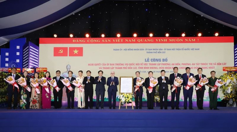 Lãnh đạo tỉnh Bình Dương trao Quyết định thành lập Đảng bộ thành phố Bến Cát. Lãnh đạo tỉnh Bình Dương trao Quyết định thành lập Đảng bộ thành phố Bến Cát.