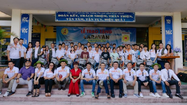 Giao lưu và tặng quà cho học sinh tại Chương trình Caravan Doanh nhân trẻ Nam Bộ năm 2023.