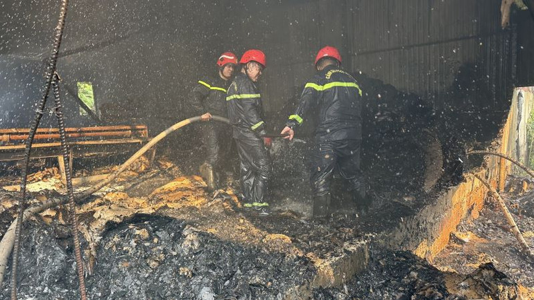 Cảnh sát Phòng cháy, chữa cháy và Cứu nạn cứu hộ Công an tỉnh Bình Dương vào bên trong khu vực chứa giấy phế liệu để dập tắt đám cháy.