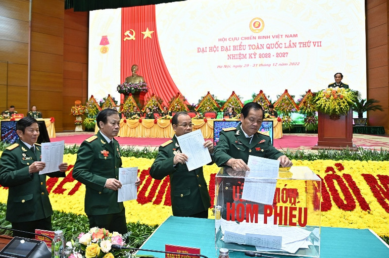 Các đại biểu bỏ phiếu bầu Ban Chấp hành Trung ương Hội Cựu chiến binh Việt Nam khóa VII, nhiệm kỳ 2022-2027. (Ảnh: ĐĂNG KHOA)