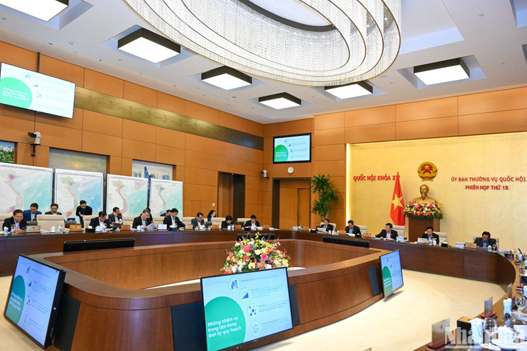 Phiên họp Ủy ban Thường vụ Quốc hội cho ý kiến về quy hoạch tổng thể quốc gia thời kỳ 2021-2030, tầm nhìn đến năm 2050. (Ảnh Duy Linh).