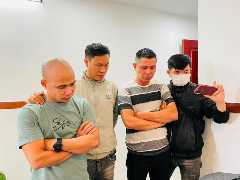 Hai đối tượng lưu hành tiền giả Nguyễn Ngọc Hiền (thứ hai từ phải qua) và Trần Văn Duy (thứ nhất bên trái) vừa bị Cơ quan An ninh điều tra Công an Phú Yên tạm giữ hình sự.