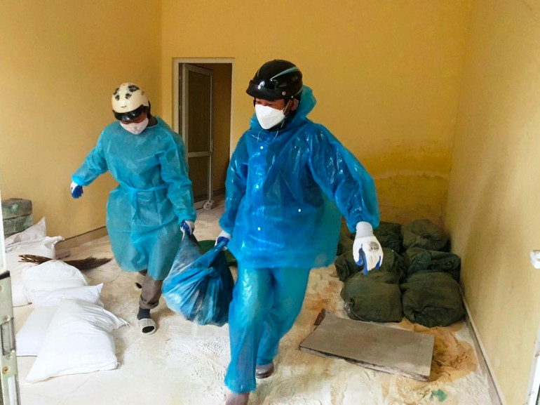 Vận chuyển thuốc bảo vệ thực vật ngoài danh mục ra xe tải để đưa đi tiêu hủy.