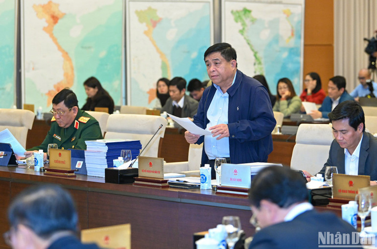 Bộ trưởng Kế hoạch và Đầu tư Nguyễn Chí Dũng trình bày tờ trình tại phiên họp. (Ảnh Duy Linh).