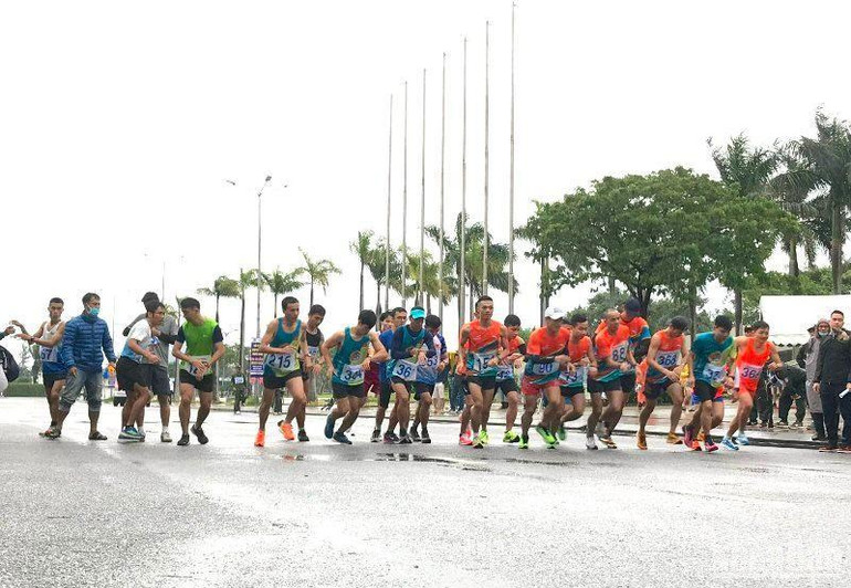 Các vận động viên nỗ lực thi đấu bất chấp thời tiết mưa lạnh.