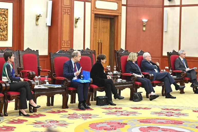 Đoàn đại biểu Thượng viện Cộng hòa Pháp tháp tùng Chủ tịch Thượng viện Gérard Larcher sang thăm chính thức Việt Nam.