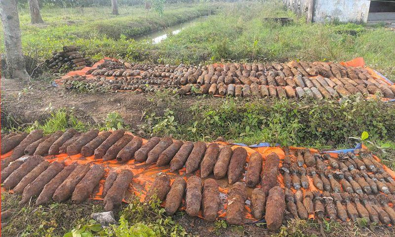 Bom đạn pháo sót lại sau chiến tranh được đơn vị tổ chức thu hồi trong dân.