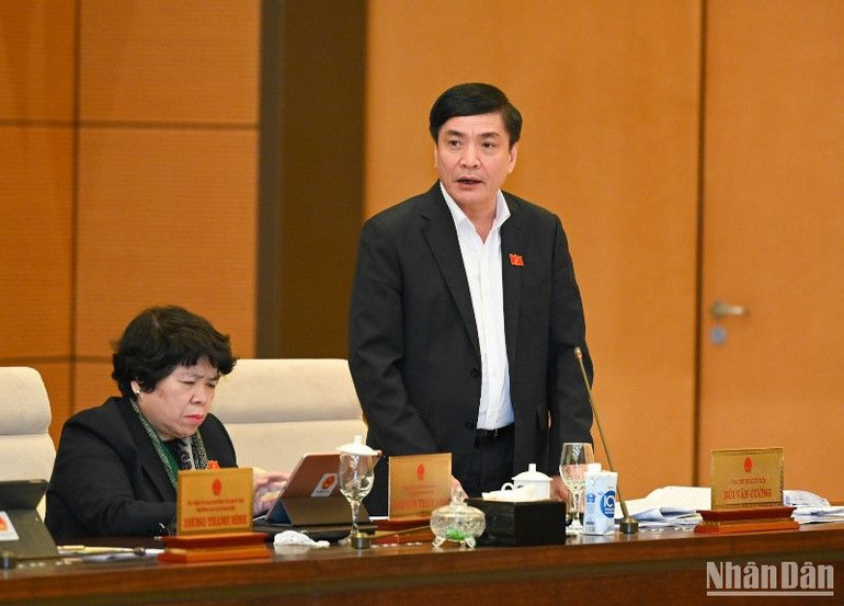 Tổng Thư ký, Chủ nhiệm Văn phòng Quốc hội Bùi Văn Cường phát biểu ý kiến tại phiên họp. (Ảnh Duy Linh)