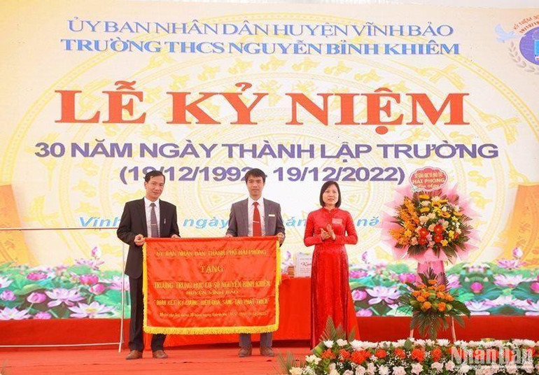 Đồng chí Phạm Tuyên Dương - Bí thư Huyện Vĩnh Bảo - trao tặng Bức trướng và Bằng khen của Ủy ban nhân dân thành phố Hải Phòng.