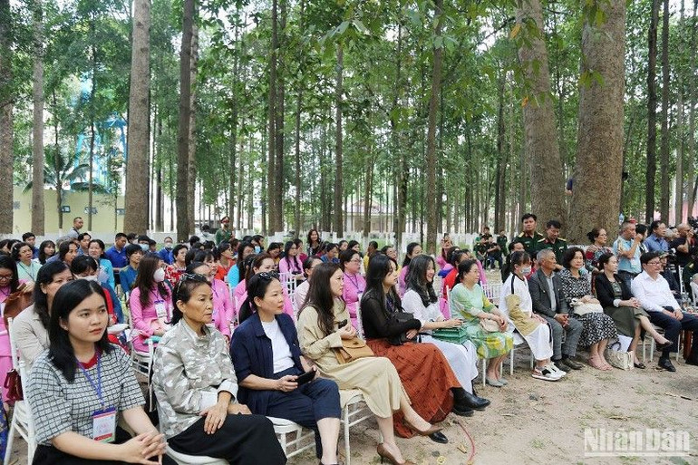 Tham dự chương trình có gần 700 đại biểu đại diện các sở ban ngành Thành phố Hồ Chí Minh cùng các cơ quan, lực lượng trong quân đội. Tham dự chương trình có gần 700 đại biểu đại diện các sở ban ngành Thành phố Hồ Chí Minh cùng các cơ quan, lực lượng trong quân đội.