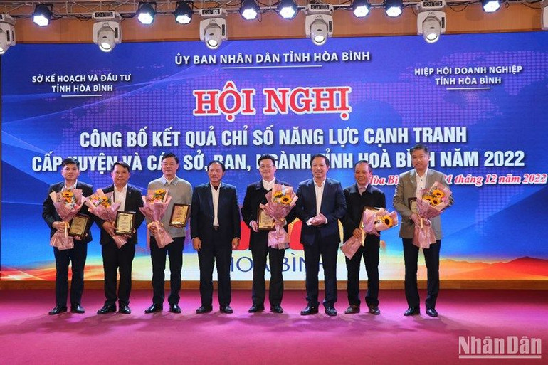 Chủ tịch Ủy ban nhân dân tỉnh Bùi Văn Khánh (giữa) trao chứng nhận vinh danh các đơn vị có điểm số tốt. Chủ tịch Ủy ban nhân dân tỉnh Bùi Văn Khánh (giữa) trao chứng nhận vinh danh các đơn vị có điểm số tốt.