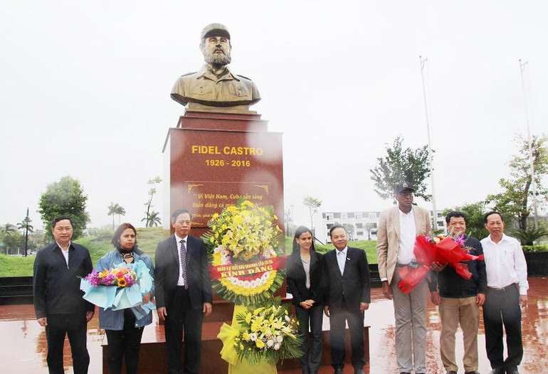 Đoàn đại biểu Báo Granma và lãnh đạo tỉnh Quảng Trị đặt vòng hoa tưởng niệm tại Công viên Fidel.