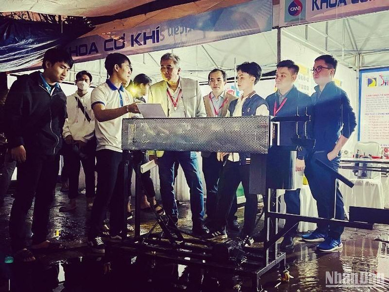 Ban tổ chức chấm giải cho các đề tài xuất sắc.