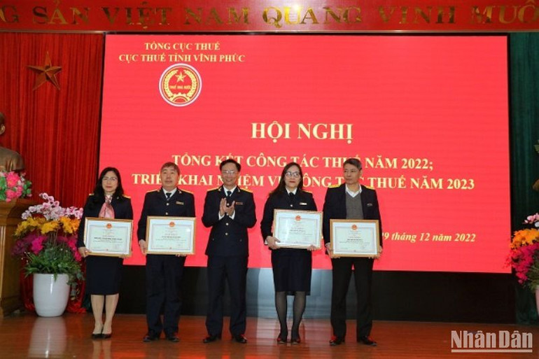 Cục trưởng Cục Thuế tặng giấy khen cho các tập thể tiêu biểu. Cục trưởng Cục Thuế tặng giấy khen cho các tập thể tiêu biểu.