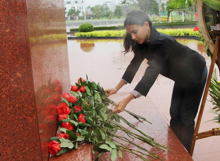 Bà Arlin Alberty Loforte, Phó Tổng Biên tập Báo Granma đặt hoa tưởng niệm lãnh tụ Cu Ba Fidel Castro tại công viên Fidel.