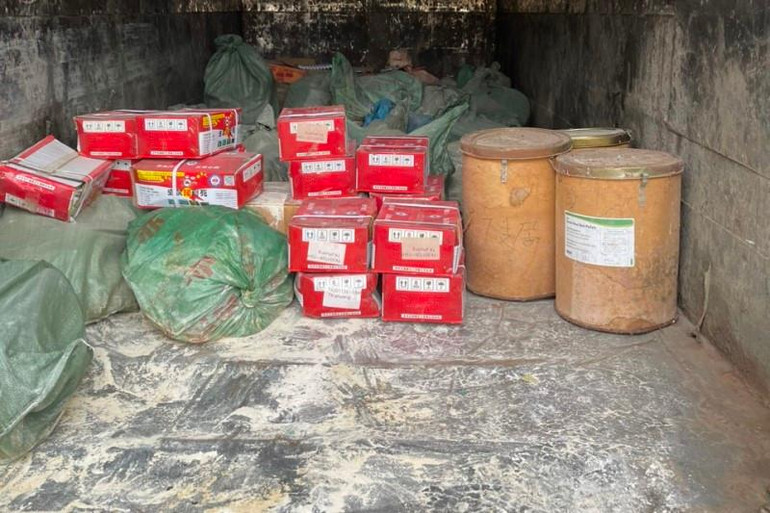 Thuốc bảo vệ thực vật ngoài danh mục được vận chuyển bằng xe tải chuyên dụng đến nơi tiêu hủy.