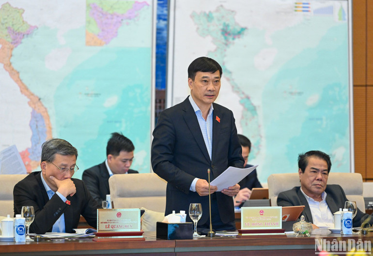 Chủ nhiệm Ủy ban Kinh tế Vũ Hồng Thanh trình bày báo cáo thẩm tra tại phiên họp. (Ảnh Duy Linh)