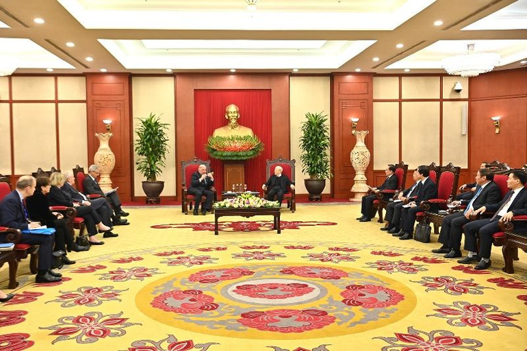 Quang cảnh buổi tiếp Chủ tịch Thượng viện Cộng hòa Pháp Gérard Larcher tại Trụ sở Trung ương Đảng.