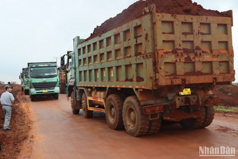 Xe vận chuyển đất ở dự án xây dựng sân bay Long Thành.