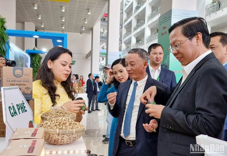 Đồng chí Phan Văn Mãi và đại diện lãnh đạo các tỉnh Tây Nguyên tham quan các gian hàng trưng bày đặc sản các địa phương.