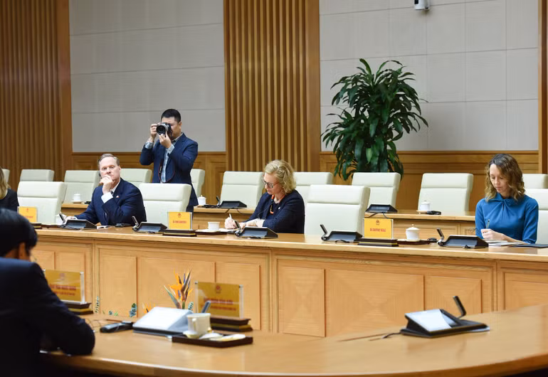 Các thành viên đi cùng Đại sứ Hoa Kỳ tại Việt Nam Marc Knapper tham dự buổi tiếp.