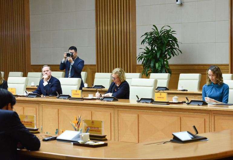 Các thành viên đi cùng Đại sứ Hoa Kỳ tại Việt Nam Marc Knapper tham dự buổi tiếp.