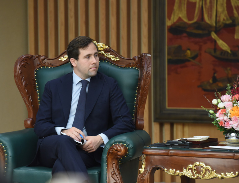 Bộ trưởng Hợp tác phát triển quốc tế và ngoại thương Thụy Điển Benjamin Dousa phát biểu tại buổi tiếp.