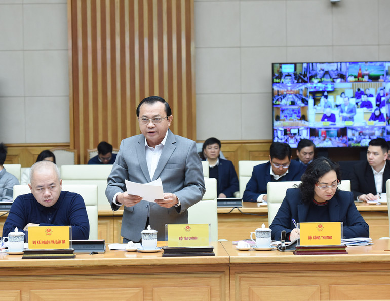 Thứ trưởng Tài chính Lê Tấn Cận phát biểu.