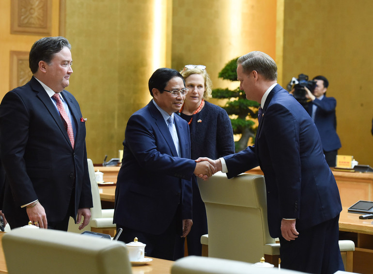 Thủ tướng Phạm Minh Chính đón các thành viên đi cùng Đại sứ Hoa Kỳ tại Việt Nam Marc Knapper.